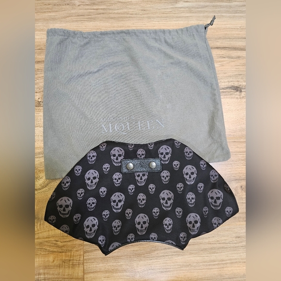 Alexander McQueen - Faithful De-Manta Skull Clutch - Picture 3 of 17